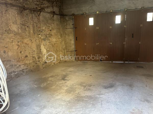 Le Teil - proche écoles et commodités

Découvrez cette agréable maison de ville entièrement rénovée, idéalement située en centre-ville du Teil, avec double accès avant/ arrière par le garage.

Développant environ 103m² habitables sur deux niveaux, elle offre un cadre de vie confortable et fonctionnel avec de nombreux travaux récents déjà réalisée : électricité, climatisation, façade, menuiseries, révision toiture, chaudière encore sous garantie décennales ( travaux réalisés entre 2017 et 2025).

Au rez-de-chaussée : 
* un lumineux salon avec plafond cathédrale d'environ 23m²
* une salle à manger ouverte sur cuisine équipée
* une salle de douche avec WC
* une agréable cour
* une cave de 32m²
* un garage d'environ 21.48m²

A l'étage : 
* un pallier/buanderie d'environ 5m²
* une grande salle de bain avec baignoire
* une chambre climatisée de 17m² avec balcon
* une seconde chambre de 14.78m² avec coin bureau d'environ 5m² et dressing de 3.23m²

En complément, un grenier aménagé d'environ 17m²offre un espace supplémentaire idéal pour une salle de jeux, bureau, stockage ou couchage d'appoint.

Maison confortable, lumineuse et prête à vivre, idéale pour une famille ou un premier achat souhaitant bénéficier d'un bien a mettre a son goût et de belles prestations.