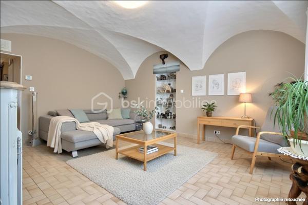 Le Teil - proche écoles et commodités

Découvrez cette agréable maison de ville entièrement rénovée, idéalement située en centre-ville du Teil, avec double accès avant/ arrière par le garage.

Développant environ 103m² habitables sur deux niveaux, elle offre un cadre de vie confortable et fonctionnel avec de nombreux travaux récents déjà réalisée : électricité, climatisation, façade, menuiseries, révision toiture, chaudière encore sous garantie décennales ( travaux réalisés entre 2017 et 2025).

Au rez-de-chaussée : 
* un lumineux salon avec plafond cathédrale d'environ 23m²
* une salle à manger ouverte sur cuisine équipée
* une salle de douche avec WC
* une agréable cour
* une cave de 32m²
* un garage d'environ 21.48m²

A l'étage : 
* un pallier/buanderie d'environ 5m²
* une grande salle de bain avec baignoire
* une chambre climatisée de 17m² avec balcon
* une seconde chambre de 14.78m² avec coin bureau d'environ 5m² et dressing de 3.23m²

En complément, un grenier aménagé d'environ 17m²offre un espace supplémentaire idéal pour une salle de jeux, bureau, stockage ou couchage d'appoint.

Maison confortable, lumineuse et prête à vivre, idéale pour une famille ou un premier achat souhaitant bénéficier d'un bien a mettre a son goût et de belles prestations.