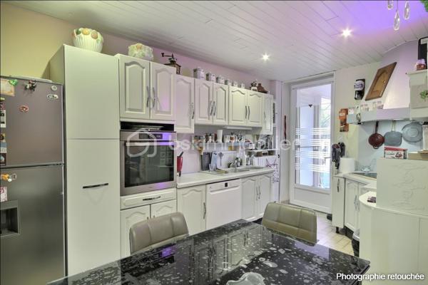 Le Teil - proche écoles et commodités

Découvrez cette agréable maison de ville entièrement rénovée, idéalement située en centre-ville du Teil, avec double accès avant/ arrière par le garage.

Développant environ 103m² habitables sur deux niveaux, elle offre un cadre de vie confortable et fonctionnel avec de nombreux travaux récents déjà réalisée : électricité, climatisation, façade, menuiseries, révision toiture, chaudière encore sous garantie décennales ( travaux réalisés entre 2017 et 2025).

Au rez-de-chaussée : 
* un lumineux salon avec plafond cathédrale d'environ 23m²
* une salle à manger ouverte sur cuisine équipée
* une salle de douche avec WC
* une agréable cour
* une cave de 32m²
* un garage d'environ 21.48m²

A l'étage : 
* un pallier/buanderie d'environ 5m²
* une grande salle de bain avec baignoire
* une chambre climatisée de 17m² avec balcon
* une seconde chambre de 14.78m² avec coin bureau d'environ 5m² et dressing de 3.23m²

En complément, un grenier aménagé d'environ 17m²offre un espace supplémentaire idéal pour une salle de jeux, bureau, stockage ou couchage d'appoint.

Maison confortable, lumineuse et prête à vivre, idéale pour une famille ou un premier achat souhaitant bénéficier d'un bien a mettre a son goût et de belles prestations.