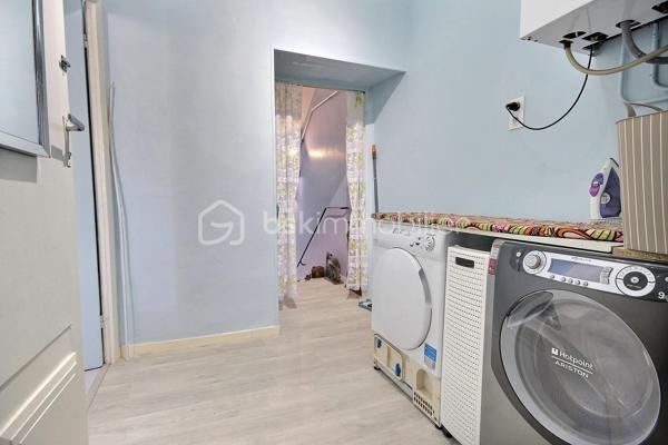 Le Teil - proche écoles et commodités

Découvrez cette agréable maison de ville entièrement rénovée, idéalement située en centre-ville du Teil, avec double accès avant/ arrière par le garage.

Développant environ 103m² habitables sur deux niveaux, elle offre un cadre de vie confortable et fonctionnel avec de nombreux travaux récents déjà réalisée : électricité, climatisation, façade, menuiseries, révision toiture, chaudière encore sous garantie décennales ( travaux réalisés entre 2017 et 2025).

Au rez-de-chaussée : 
* un lumineux salon avec plafond cathédrale d'environ 23m²
* une salle à manger ouverte sur cuisine équipée
* une salle de douche avec WC
* une agréable cour
* une cave de 32m²
* un garage d'environ 21.48m²

A l'étage : 
* un pallier/buanderie d'environ 5m²
* une grande salle de bain avec baignoire
* une chambre climatisée de 17m² avec balcon
* une seconde chambre de 14.78m² avec coin bureau d'environ 5m² et dressing de 3.23m²

En complément, un grenier aménagé d'environ 17m²offre un espace supplémentaire idéal pour une salle de jeux, bureau, stockage ou couchage d'appoint.

Maison confortable, lumineuse et prête à vivre, idéale pour une famille ou un premier achat souhaitant bénéficier d'un bien a mettre a son goût et de belles prestations.
