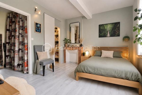 Le Teil - proche écoles et commodités

Découvrez cette agréable maison de ville entièrement rénovée, idéalement située en centre-ville du Teil, avec double accès avant/ arrière par le garage.

Développant environ 103m² habitables sur deux niveaux, elle offre un cadre de vie confortable et fonctionnel avec de nombreux travaux récents déjà réalisée : électricité, climatisation, façade, menuiseries, révision toiture, chaudière encore sous garantie décennales ( travaux réalisés entre 2017 et 2025).

Au rez-de-chaussée : 
* un lumineux salon avec plafond cathédrale d'environ 23m²
* une salle à manger ouverte sur cuisine équipée
* une salle de douche avec WC
* une agréable cour
* une cave de 32m²
* un garage d'environ 21.48m²

A l'étage : 
* un pallier/buanderie d'environ 5m²
* une grande salle de bain avec baignoire
* une chambre climatisée de 17m² avec balcon
* une seconde chambre de 14.78m² avec coin bureau d'environ 5m² et dressing de 3.23m²

En complément, un grenier aménagé d'environ 17m²offre un espace supplémentaire idéal pour une salle de jeux, bureau, stockage ou couchage d'appoint.

Maison confortable, lumineuse et prête à vivre, idéale pour une famille ou un premier achat souhaitant bénéficier d'un bien a mettre a son goût et de belles prestations.