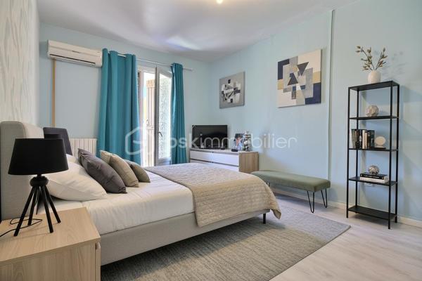 Le Teil - proche écoles et commodités

Découvrez cette agréable maison de ville entièrement rénovée, idéalement située en centre-ville du Teil, avec double accès avant/ arrière par le garage.

Développant environ 103m² habitables sur deux niveaux, elle offre un cadre de vie confortable et fonctionnel avec de nombreux travaux récents déjà réalisée : électricité, climatisation, façade, menuiseries, révision toiture, chaudière encore sous garantie décennales ( travaux réalisés entre 2017 et 2025).

Au rez-de-chaussée : 
* un lumineux salon avec plafond cathédrale d'environ 23m²
* une salle à manger ouverte sur cuisine équipée
* une salle de douche avec WC
* une agréable cour
* une cave de 32m²
* un garage d'environ 21.48m²

A l'étage : 
* un pallier/buanderie d'environ 5m²
* une grande salle de bain avec baignoire
* une chambre climatisée de 17m² avec balcon
* une seconde chambre de 14.78m² avec coin bureau d'environ 5m² et dressing de 3.23m²

En complément, un grenier aménagé d'environ 17m²offre un espace supplémentaire idéal pour une salle de jeux, bureau, stockage ou couchage d'appoint.

Maison confortable, lumineuse et prête à vivre, idéale pour une famille ou un premier achat souhaitant bénéficier d'un bien a mettre a son goût et de belles prestations.