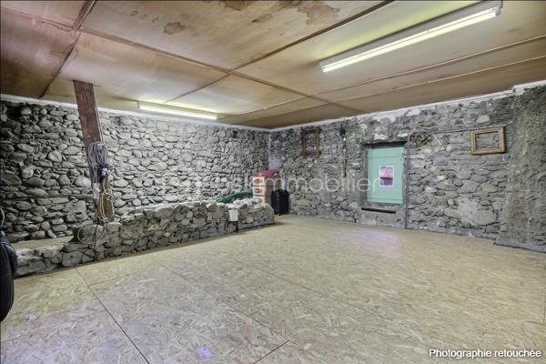 Le Teil - proche écoles et commodités

Découvrez cette agréable maison de ville entièrement rénovée, idéalement située en centre-ville du Teil, avec double accès avant/ arrière par le garage.

Développant environ 103m² habitables sur deux niveaux, elle offre un cadre de vie confortable et fonctionnel avec de nombreux travaux récents déjà réalisée : électricité, climatisation, façade, menuiseries, révision toiture, chaudière encore sous garantie décennales ( travaux réalisés entre 2017 et 2025).

Au rez-de-chaussée : 
* un lumineux salon avec plafond cathédrale d'environ 23m²
* une salle à manger ouverte sur cuisine équipée
* une salle de douche avec WC
* une agréable cour
* une cave de 32m²
* un garage d'environ 21.48m²

A l'étage : 
* un pallier/buanderie d'environ 5m²
* une grande salle de bain avec baignoire
* une chambre climatisée de 17m² avec balcon
* une seconde chambre de 14.78m² avec coin bureau d'environ 5m² et dressing de 3.23m²

En complément, un grenier aménagé d'environ 17m²offre un espace supplémentaire idéal pour une salle de jeux, bureau, stockage ou couchage d'appoint.

Maison confortable, lumineuse et prête à vivre, idéale pour une famille ou un premier achat souhaitant bénéficier d'un bien a mettre a son goût et de belles prestations.