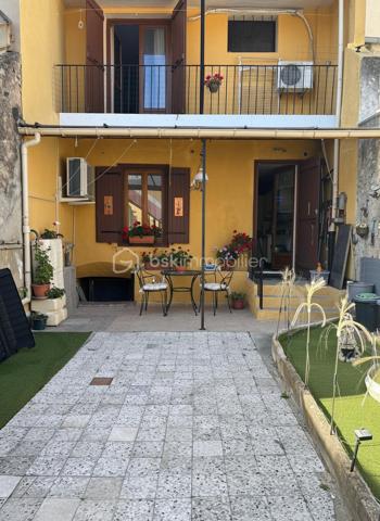 Le Teil - proche écoles et commodités

Découvrez cette agréable maison de ville entièrement rénovée, idéalement située en centre-ville du Teil, avec double accès avant/ arrière par le garage.

Développant environ 103m² habitables sur deux niveaux, elle offre un cadre de vie confortable et fonctionnel avec de nombreux travaux récents déjà réalisée : électricité, climatisation, façade, menuiseries, révision toiture, chaudière encore sous garantie décennales ( travaux réalisés entre 2017 et 2025).

Au rez-de-chaussée : 
* un lumineux salon avec plafond cathédrale d'environ 23m²
* une salle à manger ouverte sur cuisine équipée
* une salle de douche avec WC
* une agréable cour
* une cave de 32m²
* un garage d'environ 21.48m²

A l'étage : 
* un pallier/buanderie d'environ 5m²
* une grande salle de bain avec baignoire
* une chambre climatisée de 17m² avec balcon
* une seconde chambre de 14.78m² avec coin bureau d'environ 5m² et dressing de 3.23m²

En complément, un grenier aménagé d'environ 17m²offre un espace supplémentaire idéal pour une salle de jeux, bureau, stockage ou couchage d'appoint.

Maison confortable, lumineuse et prête à vivre, idéale pour une famille ou un premier achat souhaitant bénéficier d'un bien a mettre a son goût et de belles prestations.
