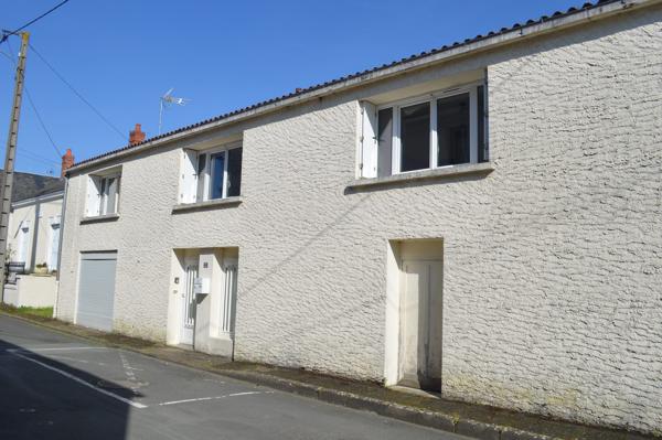 Maison de ville avec beaux volumes et potentiel – Thouars