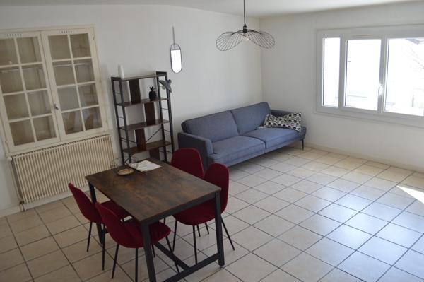 Maison de ville avec beaux volumes et potentiel – Thouars