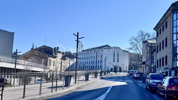 Achat Immeuble de rapport 208 m² – 4 logements loués + garage – Centre-ville Brignoles
Spécial investisseurs – Immeuble de rapport avec revenus locatifs en place, au cœur de Brignoles.
Situé en plein centre-ville de Brignoles, à proximité immédiate des commerces, écoles, transports et commodités, cet immeuble de rapport de 208 m² représente une belle opportunité d’investissement patrimonial.

L’ensemble se compose actuellement de 4 logements loués, offrant des revenus locatifs immédiats :
2 studios d’environ 30 m²
2 appartements T2 d’environ 35 m², dont un avec terrasse
Un garage de 72 m², actuellement loué, avec possibilité d’évolution en local commercial, sous réserve des autorisations nécessaires
Un grenier aménageable, permettant d’envisager la création d’un 5e logement
Les logements disposent de compteurs et chauffages indépendants, un atout important pour la gestion locative.

Cet immeuble bénéficie d’une situation recherchée, d’une occupation locative déjà en place et d’un potentiel d’optimisation intéressant, notamment grâce au garage et aux volumes encore exploitables.
Un bien rare sur le secteur, idéal pour un investisseur à la recherche d’un placement rentable et évolutif.
Pour plus d’informations, les revenus locatifs ou organiser une visite, contactez-moi dès maintenant.