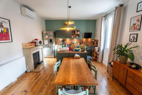 Maison rare à la vente, idéalement située dans le secteur Jean-Perrot / Clemenceau, apprécié pour sa tranquillité tout en offrant un accès immédiat aux transports, aux commerces et aux services du quotidien. Un emplacement recherché, aux portes de Grenoble.

Rénovée intégralement en 2024 par des professionnels, cette maison allie confort moderne et qualité des matériaux, avec une exécution particulièrement soignée.

Le sous-sol de 60 m² offre un véritable potentiel. Parfait pour un atelier  ou une grande zone de stockage. la superficie total au sol est de 224m2 environ dont 118m2 habitables .

Le premier niveau accueille un séjour lumineux aux beaux volumes, ouvert sur une cuisine contemporaine. Une salle de bain moderne et un bureau pouvant devenir une chambre complètent cet étage.

À l’étage supérieur, deux grandes chambres prennent place, accompagnées d’une troisième pièce dédiée à l’espace nuit, ainsi que d’une seconde salle de bain. L’ensemble crée un étage fonctionnel et agréable pour une vie familiale.

Le dernier niveau est le véritable coup de cœur. Un plateau entièrement ouvert, au charme unique, offrant un espace de vie supplémentaire idéal pour un coin lecture, une salle de jeux ou une suite parentale selon les envies.

Les équipements renforcent le confort
Isolation par l’intérieur
Pompe à chaleur air eau
Climatisation réversible
Double vitrage de qualité
9 kW panneau solaire haute performance 

À l’extérieur, le jardin intime situé à l’arrière invite à la détente. Aucun vis-à-vis, un calme appréciable. À l’avant, un stationnement privatif complète les atouts de la maison.

Un bien rénové avec goût, dans un quartier recherché et pratique. Une maison prête à accueillir une nouvelle histoire.