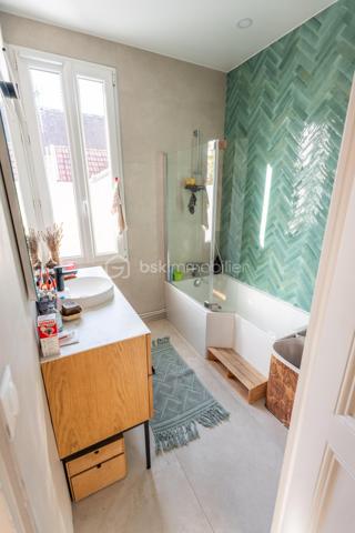 Maison rare à la vente, idéalement située dans le secteur Jean-Perrot / Clemenceau, apprécié pour sa tranquillité tout en offrant un accès immédiat aux transports, aux commerces et aux services du quotidien. Un emplacement recherché, aux portes de Grenoble.

Rénovée intégralement en 2024 par des professionnels, cette maison allie confort moderne et qualité des matériaux, avec une exécution particulièrement soignée.

Le sous-sol de 60 m² offre un véritable potentiel. Parfait pour un atelier  ou une grande zone de stockage. la superficie total au sol est de 224m2 environ dont 118m2 habitables .

Le premier niveau accueille un séjour lumineux aux beaux volumes, ouvert sur une cuisine contemporaine. Une salle de bain moderne et un bureau pouvant devenir une chambre complètent cet étage.

À l’étage supérieur, deux grandes chambres prennent place, accompagnées d’une troisième pièce dédiée à l’espace nuit, ainsi que d’une seconde salle de bain. L’ensemble crée un étage fonctionnel et agréable pour une vie familiale.

Le dernier niveau est le véritable coup de cœur. Un plateau entièrement ouvert, au charme unique, offrant un espace de vie supplémentaire idéal pour un coin lecture, une salle de jeux ou une suite parentale selon les envies.

Les équipements renforcent le confort
Isolation par l’intérieur
Pompe à chaleur air eau
Climatisation réversible
Double vitrage de qualité
9 kW panneau solaire haute performance 

À l’extérieur, le jardin intime situé à l’arrière invite à la détente. Aucun vis-à-vis, un calme appréciable. À l’avant, un stationnement privatif complète les atouts de la maison.

Un bien rénové avec goût, dans un quartier recherché et pratique. Une maison prête à accueillir une nouvelle histoire.
