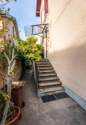 Maison rare à la vente, idéalement située dans le secteur Jean-Perrot / Clemenceau, apprécié pour sa tranquillité tout en offrant un accès immédiat aux transports, aux commerces et aux services du quotidien. Un emplacement recherché, aux portes de Grenoble.

Rénovée intégralement en 2024 par des professionnels, cette maison allie confort moderne et qualité des matériaux, avec une exécution particulièrement soignée.

Le sous-sol de 60 m² offre un véritable potentiel. Parfait pour un atelier  ou une grande zone de stockage. la superficie total au sol est de 224m2 environ dont 118m2 habitables .

Le premier niveau accueille un séjour lumineux aux beaux volumes, ouvert sur une cuisine contemporaine. Une salle de bain moderne et un bureau pouvant devenir une chambre complètent cet étage.

À l’étage supérieur, deux grandes chambres prennent place, accompagnées d’une troisième pièce dédiée à l’espace nuit, ainsi que d’une seconde salle de bain. L’ensemble crée un étage fonctionnel et agréable pour une vie familiale.

Le dernier niveau est le véritable coup de cœur. Un plateau entièrement ouvert, au charme unique, offrant un espace de vie supplémentaire idéal pour un coin lecture, une salle de jeux ou une suite parentale selon les envies.

Les équipements renforcent le confort
Isolation par l’intérieur
Pompe à chaleur air eau
Climatisation réversible
Double vitrage de qualité
9 kW panneau solaire haute performance 

À l’extérieur, le jardin intime situé à l’arrière invite à la détente. Aucun vis-à-vis, un calme appréciable. À l’avant, un stationnement privatif complète les atouts de la maison.

Un bien rénové avec goût, dans un quartier recherché et pratique. Une maison prête à accueillir une nouvelle histoire.