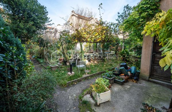 Maison rare à la vente, idéalement située dans le secteur Jean-Perrot / Clemenceau, apprécié pour sa tranquillité tout en offrant un accès immédiat aux transports, aux commerces et aux services du quotidien. Un emplacement recherché, aux portes de Grenoble.

Rénovée intégralement en 2024 par des professionnels, cette maison allie confort moderne et qualité des matériaux, avec une exécution particulièrement soignée.

Le sous-sol de 60 m² offre un véritable potentiel. Parfait pour un atelier  ou une grande zone de stockage. la superficie total au sol est de 224m2 environ dont 118m2 habitables .

Le premier niveau accueille un séjour lumineux aux beaux volumes, ouvert sur une cuisine contemporaine. Une salle de bain moderne et un bureau pouvant devenir une chambre complètent cet étage.

À l’étage supérieur, deux grandes chambres prennent place, accompagnées d’une troisième pièce dédiée à l’espace nuit, ainsi que d’une seconde salle de bain. L’ensemble crée un étage fonctionnel et agréable pour une vie familiale.

Le dernier niveau est le véritable coup de cœur. Un plateau entièrement ouvert, au charme unique, offrant un espace de vie supplémentaire idéal pour un coin lecture, une salle de jeux ou une suite parentale selon les envies.

Les équipements renforcent le confort
Isolation par l’intérieur
Pompe à chaleur air eau
Climatisation réversible
Double vitrage de qualité
9 kW panneau solaire haute performance 

À l’extérieur, le jardin intime situé à l’arrière invite à la détente. Aucun vis-à-vis, un calme appréciable. À l’avant, un stationnement privatif complète les atouts de la maison.

Un bien rénové avec goût, dans un quartier recherché et pratique. Une maison prête à accueillir une nouvelle histoire.