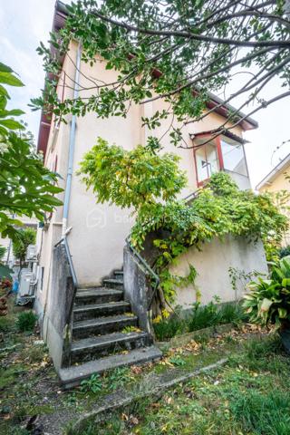 Maison rare à la vente, idéalement située dans le secteur Jean-Perrot / Clemenceau, apprécié pour sa tranquillité tout en offrant un accès immédiat aux transports, aux commerces et aux services du quotidien. Un emplacement recherché, aux portes de Grenoble.

Rénovée intégralement en 2024 par des professionnels, cette maison allie confort moderne et qualité des matériaux, avec une exécution particulièrement soignée.

Le sous-sol de 60 m² offre un véritable potentiel. Parfait pour un atelier  ou une grande zone de stockage. la superficie total au sol est de 224m2 environ dont 118m2 habitables .

Le premier niveau accueille un séjour lumineux aux beaux volumes, ouvert sur une cuisine contemporaine. Une salle de bain moderne et un bureau pouvant devenir une chambre complètent cet étage.

À l’étage supérieur, deux grandes chambres prennent place, accompagnées d’une troisième pièce dédiée à l’espace nuit, ainsi que d’une seconde salle de bain. L’ensemble crée un étage fonctionnel et agréable pour une vie familiale.

Le dernier niveau est le véritable coup de cœur. Un plateau entièrement ouvert, au charme unique, offrant un espace de vie supplémentaire idéal pour un coin lecture, une salle de jeux ou une suite parentale selon les envies.

Les équipements renforcent le confort
Isolation par l’intérieur
Pompe à chaleur air eau
Climatisation réversible
Double vitrage de qualité
9 kW panneau solaire haute performance 

À l’extérieur, le jardin intime situé à l’arrière invite à la détente. Aucun vis-à-vis, un calme appréciable. À l’avant, un stationnement privatif complète les atouts de la maison.

Un bien rénové avec goût, dans un quartier recherché et pratique. Une maison prête à accueillir une nouvelle histoire.