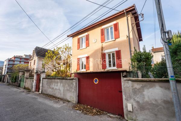 Maison rare à la vente, idéalement située dans le secteur Jean-Perrot / Clemenceau, apprécié pour sa tranquillité tout en offrant un accès immédiat aux transports, aux commerces et aux services du quotidien. Un emplacement recherché, aux portes de Grenoble.

Rénovée intégralement en 2024 par des professionnels, cette maison allie confort moderne et qualité des matériaux, avec une exécution particulièrement soignée.

Le sous-sol de 60 m² offre un véritable potentiel. Parfait pour un atelier  ou une grande zone de stockage. la superficie total au sol est de 224m2 environ dont 118m2 habitables .

Le premier niveau accueille un séjour lumineux aux beaux volumes, ouvert sur une cuisine contemporaine. Une salle de bain moderne et un bureau pouvant devenir une chambre complètent cet étage.

À l’étage supérieur, deux grandes chambres prennent place, accompagnées d’une troisième pièce dédiée à l’espace nuit, ainsi que d’une seconde salle de bain. L’ensemble crée un étage fonctionnel et agréable pour une vie familiale.

Le dernier niveau est le véritable coup de cœur. Un plateau entièrement ouvert, au charme unique, offrant un espace de vie supplémentaire idéal pour un coin lecture, une salle de jeux ou une suite parentale selon les envies.

Les équipements renforcent le confort
Isolation par l’intérieur
Pompe à chaleur air eau
Climatisation réversible
Double vitrage de qualité
9 kW panneau solaire haute performance 

À l’extérieur, le jardin intime situé à l’arrière invite à la détente. Aucun vis-à-vis, un calme appréciable. À l’avant, un stationnement privatif complète les atouts de la maison.

Un bien rénové avec goût, dans un quartier recherché et pratique. Une maison prête à accueillir une nouvelle histoire.