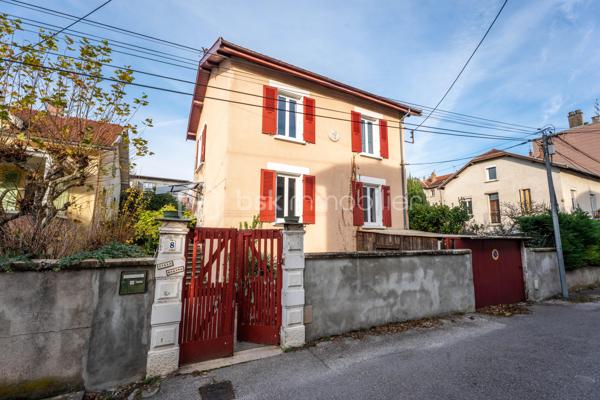 Maison rare à la vente, idéalement située dans le secteur Jean-Perrot / Clemenceau, apprécié pour sa tranquillité tout en offrant un accès immédiat aux transports, aux commerces et aux services du quotidien. Un emplacement recherché, aux portes de Grenoble.

Rénovée intégralement en 2024 par des professionnels, cette maison allie confort moderne et qualité des matériaux, avec une exécution particulièrement soignée.

Le sous-sol de 60 m² offre un véritable potentiel. Parfait pour un atelier  ou une grande zone de stockage. la superficie total au sol est de 224m2 environ dont 118m2 habitables .

Le premier niveau accueille un séjour lumineux aux beaux volumes, ouvert sur une cuisine contemporaine. Une salle de bain moderne et un bureau pouvant devenir une chambre complètent cet étage.

À l’étage supérieur, deux grandes chambres prennent place, accompagnées d’une troisième pièce dédiée à l’espace nuit, ainsi que d’une seconde salle de bain. L’ensemble crée un étage fonctionnel et agréable pour une vie familiale.

Le dernier niveau est le véritable coup de cœur. Un plateau entièrement ouvert, au charme unique, offrant un espace de vie supplémentaire idéal pour un coin lecture, une salle de jeux ou une suite parentale selon les envies.

Les équipements renforcent le confort
Isolation par l’intérieur
Pompe à chaleur air eau
Climatisation réversible
Double vitrage de qualité
9 kW panneau solaire haute performance 

À l’extérieur, le jardin intime situé à l’arrière invite à la détente. Aucun vis-à-vis, un calme appréciable. À l’avant, un stationnement privatif complète les atouts de la maison.

Un bien rénové avec goût, dans un quartier recherché et pratique. Une maison prête à accueillir une nouvelle histoire.