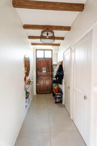 Maison rare à la vente, idéalement située dans le secteur Jean-Perrot / Clemenceau, apprécié pour sa tranquillité tout en offrant un accès immédiat aux transports, aux commerces et aux services du quotidien. Un emplacement recherché, aux portes de Grenoble.

Rénovée intégralement en 2024 par des professionnels, cette maison allie confort moderne et qualité des matériaux, avec une exécution particulièrement soignée.

Le sous-sol de 60 m² offre un véritable potentiel. Parfait pour un atelier  ou une grande zone de stockage. la superficie total au sol est de 224m2 environ dont 118m2 habitables .

Le premier niveau accueille un séjour lumineux aux beaux volumes, ouvert sur une cuisine contemporaine. Une salle de bain moderne et un bureau pouvant devenir une chambre complètent cet étage.

À l’étage supérieur, deux grandes chambres prennent place, accompagnées d’une troisième pièce dédiée à l’espace nuit, ainsi que d’une seconde salle de bain. L’ensemble crée un étage fonctionnel et agréable pour une vie familiale.

Le dernier niveau est le véritable coup de cœur. Un plateau entièrement ouvert, au charme unique, offrant un espace de vie supplémentaire idéal pour un coin lecture, une salle de jeux ou une suite parentale selon les envies.

Les équipements renforcent le confort
Isolation par l’intérieur
Pompe à chaleur air eau
Climatisation réversible
Double vitrage de qualité
9 kW panneau solaire haute performance 

À l’extérieur, le jardin intime situé à l’arrière invite à la détente. Aucun vis-à-vis, un calme appréciable. À l’avant, un stationnement privatif complète les atouts de la maison.

Un bien rénové avec goût, dans un quartier recherché et pratique. Une maison prête à accueillir une nouvelle histoire.
