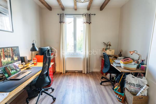 Maison rare à la vente, idéalement située dans le secteur Jean-Perrot / Clemenceau, apprécié pour sa tranquillité tout en offrant un accès immédiat aux transports, aux commerces et aux services du quotidien. Un emplacement recherché, aux portes de Grenoble.

Rénovée intégralement en 2024 par des professionnels, cette maison allie confort moderne et qualité des matériaux, avec une exécution particulièrement soignée.

Le sous-sol de 60 m² offre un véritable potentiel. Parfait pour un atelier  ou une grande zone de stockage. la superficie total au sol est de 224m2 environ dont 118m2 habitables .

Le premier niveau accueille un séjour lumineux aux beaux volumes, ouvert sur une cuisine contemporaine. Une salle de bain moderne et un bureau pouvant devenir une chambre complètent cet étage.

À l’étage supérieur, deux grandes chambres prennent place, accompagnées d’une troisième pièce dédiée à l’espace nuit, ainsi que d’une seconde salle de bain. L’ensemble crée un étage fonctionnel et agréable pour une vie familiale.

Le dernier niveau est le véritable coup de cœur. Un plateau entièrement ouvert, au charme unique, offrant un espace de vie supplémentaire idéal pour un coin lecture, une salle de jeux ou une suite parentale selon les envies.

Les équipements renforcent le confort
Isolation par l’intérieur
Pompe à chaleur air eau
Climatisation réversible
Double vitrage de qualité
9 kW panneau solaire haute performance 

À l’extérieur, le jardin intime situé à l’arrière invite à la détente. Aucun vis-à-vis, un calme appréciable. À l’avant, un stationnement privatif complète les atouts de la maison.

Un bien rénové avec goût, dans un quartier recherché et pratique. Une maison prête à accueillir une nouvelle histoire.