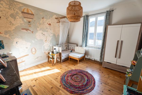 Maison rare à la vente, idéalement située dans le secteur Jean-Perrot / Clemenceau, apprécié pour sa tranquillité tout en offrant un accès immédiat aux transports, aux commerces et aux services du quotidien. Un emplacement recherché, aux portes de Grenoble.

Rénovée intégralement en 2024 par des professionnels, cette maison allie confort moderne et qualité des matériaux, avec une exécution particulièrement soignée.

Le sous-sol de 60 m² offre un véritable potentiel. Parfait pour un atelier  ou une grande zone de stockage. la superficie total au sol est de 224m2 environ dont 118m2 habitables .

Le premier niveau accueille un séjour lumineux aux beaux volumes, ouvert sur une cuisine contemporaine. Une salle de bain moderne et un bureau pouvant devenir une chambre complètent cet étage.

À l’étage supérieur, deux grandes chambres prennent place, accompagnées d’une troisième pièce dédiée à l’espace nuit, ainsi que d’une seconde salle de bain. L’ensemble crée un étage fonctionnel et agréable pour une vie familiale.

Le dernier niveau est le véritable coup de cœur. Un plateau entièrement ouvert, au charme unique, offrant un espace de vie supplémentaire idéal pour un coin lecture, une salle de jeux ou une suite parentale selon les envies.

Les équipements renforcent le confort
Isolation par l’intérieur
Pompe à chaleur air eau
Climatisation réversible
Double vitrage de qualité
9 kW panneau solaire haute performance 

À l’extérieur, le jardin intime situé à l’arrière invite à la détente. Aucun vis-à-vis, un calme appréciable. À l’avant, un stationnement privatif complète les atouts de la maison.

Un bien rénové avec goût, dans un quartier recherché et pratique. Une maison prête à accueillir une nouvelle histoire.