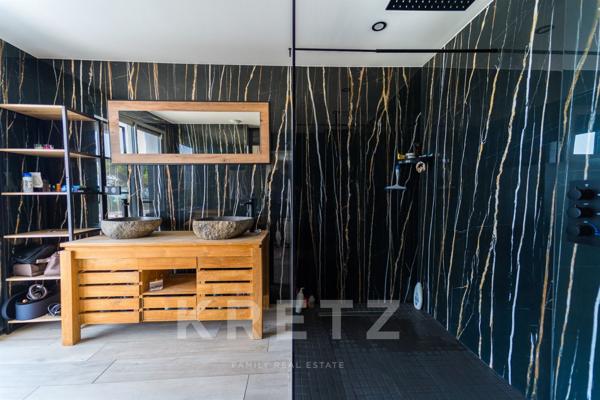 Exceptionnelle villa d'architecte en première ligne face à la mer