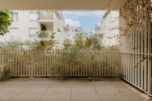 Vous recherchez un appartement récent aux faibles charges disposant de 3 pièces et d'une terrasse en intérieur de copropriété ?

Je vous présente ce T3 de 51 m² carrez situé en rez-de-chaussée avec terrasse donnant sur la cour arborée de la copropriété. L'ensemble immobilier construit en 2020 dispose de 4 bâtiments, une cour commune végétalisée et agrémentée de tables de pique-nique et bains de soleil, un local à vélo et un local poubelle. Le tout situé à 1 min. à pied du bus C15 direction Bachut/Laurent Bonnevay et à moins de 15 min. à pied de Vaulx-en-Velin la Soie. Côté commerces, le Centre Commercial Les Sept Chemins se trouve à moins de 5 min. en voiture.

Au sein de l'appartement se trouve, dès l'entrée, un placard aménagé sur-mesure puis un dégagement desservant des WC indépendants aux normes PMR, une première chambre avec placard intégré de plus de 9 m², une seconde chambre avec placard aménagé sur-mesure de 11 m², une salle de bains munie d'une large baignoire, d'un sèche-serviette, lavabo, miroir et meuble récents, puis la cuisine avec ses équipements neufs, ouverte sur le séjour et mesurant plus de 21 m². La terrasse de plus de 8 m² et orientée Sud/Est est accessible depuis l'espace de vie.

Aucun travaux à prévoir pour cet appartement aux normes récentes.

Un garage en sous-sol est disponible en sus du prix.

Suggestion d'aménagement générées par Intelligence Artificielle