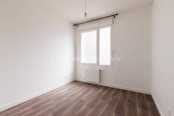 Vous recherchez un appartement récent aux faibles charges disposant de 3 pièces et d'une terrasse en intérieur de copropriété ?

Je vous présente ce T3 de 51 m² carrez situé en rez-de-chaussée avec terrasse donnant sur la cour arborée de la copropriété. L'ensemble immobilier construit en 2020 dispose de 4 bâtiments, une cour commune végétalisée et agrémentée de tables de pique-nique et bains de soleil, un local à vélo et un local poubelle. Le tout situé à 1 min. à pied du bus C15 direction Bachut/Laurent Bonnevay et à moins de 15 min. à pied de Vaulx-en-Velin la Soie. Côté commerces, le Centre Commercial Les Sept Chemins se trouve à moins de 5 min. en voiture.

Au sein de l'appartement se trouve, dès l'entrée, un placard aménagé sur-mesure puis un dégagement desservant des WC indépendants aux normes PMR, une première chambre avec placard intégré de plus de 9 m², une seconde chambre avec placard aménagé sur-mesure de 11 m², une salle de bains munie d'une large baignoire, d'un sèche-serviette, lavabo, miroir et meuble récents, puis la cuisine avec ses équipements neufs, ouverte sur le séjour et mesurant plus de 21 m². La terrasse de plus de 8 m² et orientée Sud/Est est accessible depuis l'espace de vie.

Aucun travaux à prévoir pour cet appartement aux normes récentes.

Un garage en sous-sol est disponible en sus du prix.

Suggestion d'aménagement générées par Intelligence Artificielle