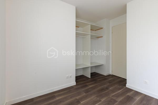 Vous recherchez un appartement récent aux faibles charges disposant de 3 pièces et d'une terrasse en intérieur de copropriété ?

Je vous présente ce T3 de 51 m² carrez situé en rez-de-chaussée avec terrasse donnant sur la cour arborée de la copropriété. L'ensemble immobilier construit en 2020 dispose de 4 bâtiments, une cour commune végétalisée et agrémentée de tables de pique-nique et bains de soleil, un local à vélo et un local poubelle. Le tout situé à 1 min. à pied du bus C15 direction Bachut/Laurent Bonnevay et à moins de 15 min. à pied de Vaulx-en-Velin la Soie. Côté commerces, le Centre Commercial Les Sept Chemins se trouve à moins de 5 min. en voiture.

Au sein de l'appartement se trouve, dès l'entrée, un placard aménagé sur-mesure puis un dégagement desservant des WC indépendants aux normes PMR, une première chambre avec placard intégré de plus de 9 m², une seconde chambre avec placard aménagé sur-mesure de 11 m², une salle de bains munie d'une large baignoire, d'un sèche-serviette, lavabo, miroir et meuble récents, puis la cuisine avec ses équipements neufs, ouverte sur le séjour et mesurant plus de 21 m². La terrasse de plus de 8 m² et orientée Sud/Est est accessible depuis l'espace de vie.

Aucun travaux à prévoir pour cet appartement aux normes récentes.

Un garage en sous-sol est disponible en sus du prix.

Suggestion d'aménagement générées par Intelligence Artificielle
