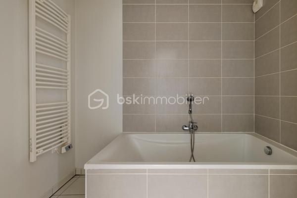 Vous recherchez un appartement récent aux faibles charges disposant de 3 pièces et d'une terrasse en intérieur de copropriété ?

Je vous présente ce T3 de 51 m² carrez situé en rez-de-chaussée avec terrasse donnant sur la cour arborée de la copropriété. L'ensemble immobilier construit en 2020 dispose de 4 bâtiments, une cour commune végétalisée et agrémentée de tables de pique-nique et bains de soleil, un local à vélo et un local poubelle. Le tout situé à 1 min. à pied du bus C15 direction Bachut/Laurent Bonnevay et à moins de 15 min. à pied de Vaulx-en-Velin la Soie. Côté commerces, le Centre Commercial Les Sept Chemins se trouve à moins de 5 min. en voiture.

Au sein de l'appartement se trouve, dès l'entrée, un placard aménagé sur-mesure puis un dégagement desservant des WC indépendants aux normes PMR, une première chambre avec placard intégré de plus de 9 m², une seconde chambre avec placard aménagé sur-mesure de 11 m², une salle de bains munie d'une large baignoire, d'un sèche-serviette, lavabo, miroir et meuble récents, puis la cuisine avec ses équipements neufs, ouverte sur le séjour et mesurant plus de 21 m². La terrasse de plus de 8 m² et orientée Sud/Est est accessible depuis l'espace de vie.

Aucun travaux à prévoir pour cet appartement aux normes récentes.

Un garage en sous-sol est disponible en sus du prix.

Suggestion d'aménagement générées par Intelligence Artificielle