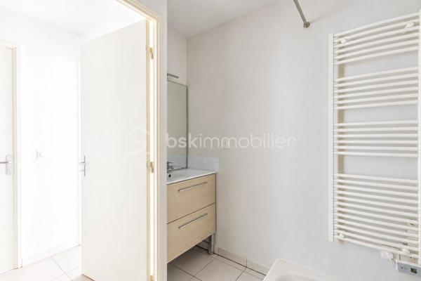 Vous recherchez un appartement récent aux faibles charges disposant de 3 pièces et d'une terrasse en intérieur de copropriété ?

Je vous présente ce T3 de 51 m² carrez situé en rez-de-chaussée avec terrasse donnant sur la cour arborée de la copropriété. L'ensemble immobilier construit en 2020 dispose de 4 bâtiments, une cour commune végétalisée et agrémentée de tables de pique-nique et bains de soleil, un local à vélo et un local poubelle. Le tout situé à 1 min. à pied du bus C15 direction Bachut/Laurent Bonnevay et à moins de 15 min. à pied de Vaulx-en-Velin la Soie. Côté commerces, le Centre Commercial Les Sept Chemins se trouve à moins de 5 min. en voiture.

Au sein de l'appartement se trouve, dès l'entrée, un placard aménagé sur-mesure puis un dégagement desservant des WC indépendants aux normes PMR, une première chambre avec placard intégré de plus de 9 m², une seconde chambre avec placard aménagé sur-mesure de 11 m², une salle de bains munie d'une large baignoire, d'un sèche-serviette, lavabo, miroir et meuble récents, puis la cuisine avec ses équipements neufs, ouverte sur le séjour et mesurant plus de 21 m². La terrasse de plus de 8 m² et orientée Sud/Est est accessible depuis l'espace de vie.

Aucun travaux à prévoir pour cet appartement aux normes récentes.

Un garage en sous-sol est disponible en sus du prix.

Suggestion d'aménagement générées par Intelligence Artificielle