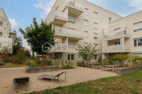 Vous recherchez un appartement récent aux faibles charges disposant de 3 pièces et d'une terrasse en intérieur de copropriété ?

Je vous présente ce T3 de 51 m² carrez situé en rez-de-chaussée avec terrasse donnant sur la cour arborée de la copropriété. L'ensemble immobilier construit en 2020 dispose de 4 bâtiments, une cour commune végétalisée et agrémentée de tables de pique-nique et bains de soleil, un local à vélo et un local poubelle. Le tout situé à 1 min. à pied du bus C15 direction Bachut/Laurent Bonnevay et à moins de 15 min. à pied de Vaulx-en-Velin la Soie. Côté commerces, le Centre Commercial Les Sept Chemins se trouve à moins de 5 min. en voiture.

Au sein de l'appartement se trouve, dès l'entrée, un placard aménagé sur-mesure puis un dégagement desservant des WC indépendants aux normes PMR, une première chambre avec placard intégré de plus de 9 m², une seconde chambre avec placard aménagé sur-mesure de 11 m², une salle de bains munie d'une large baignoire, d'un sèche-serviette, lavabo, miroir et meuble récents, puis la cuisine avec ses équipements neufs, ouverte sur le séjour et mesurant plus de 21 m². La terrasse de plus de 8 m² et orientée Sud/Est est accessible depuis l'espace de vie.

Aucun travaux à prévoir pour cet appartement aux normes récentes.

Un garage en sous-sol est disponible en sus du prix.

Suggestion d'aménagement générées par Intelligence Artificielle