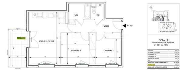 Vous recherchez un appartement récent aux faibles charges disposant de 3 pièces et d'une terrasse en intérieur de copropriété ?

Je vous présente ce T3 de 51 m² carrez situé en rez-de-chaussée avec terrasse donnant sur la cour arborée de la copropriété. L'ensemble immobilier construit en 2020 dispose de 4 bâtiments, une cour commune végétalisée et agrémentée de tables de pique-nique et bains de soleil, un local à vélo et un local poubelle. Le tout situé à 1 min. à pied du bus C15 direction Bachut/Laurent Bonnevay et à moins de 15 min. à pied de Vaulx-en-Velin la Soie. Côté commerces, le Centre Commercial Les Sept Chemins se trouve à moins de 5 min. en voiture.

Au sein de l'appartement se trouve, dès l'entrée, un placard aménagé sur-mesure puis un dégagement desservant des WC indépendants aux normes PMR, une première chambre avec placard intégré de plus de 9 m², une seconde chambre avec placard aménagé sur-mesure de 11 m², une salle de bains munie d'une large baignoire, d'un sèche-serviette, lavabo, miroir et meuble récents, puis la cuisine avec ses équipements neufs, ouverte sur le séjour et mesurant plus de 21 m². La terrasse de plus de 8 m² et orientée Sud/Est est accessible depuis l'espace de vie.

Aucun travaux à prévoir pour cet appartement aux normes récentes.

Un garage en sous-sol est disponible en sus du prix.

Suggestion d'aménagement générées par Intelligence Artificielle
