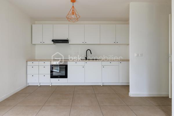 Vous recherchez un appartement récent aux faibles charges disposant de 3 pièces et d'une terrasse en intérieur de copropriété ?

Je vous présente ce T3 de 51 m² carrez situé en rez-de-chaussée avec terrasse donnant sur la cour arborée de la copropriété. L'ensemble immobilier construit en 2020 dispose de 4 bâtiments, une cour commune végétalisée et agrémentée de tables de pique-nique et bains de soleil, un local à vélo et un local poubelle. Le tout situé à 1 min. à pied du bus C15 direction Bachut/Laurent Bonnevay et à moins de 15 min. à pied de Vaulx-en-Velin la Soie. Côté commerces, le Centre Commercial Les Sept Chemins se trouve à moins de 5 min. en voiture.

Au sein de l'appartement se trouve, dès l'entrée, un placard aménagé sur-mesure puis un dégagement desservant des WC indépendants aux normes PMR, une première chambre avec placard intégré de plus de 9 m², une seconde chambre avec placard aménagé sur-mesure de 11 m², une salle de bains munie d'une large baignoire, d'un sèche-serviette, lavabo, miroir et meuble récents, puis la cuisine avec ses équipements neufs, ouverte sur le séjour et mesurant plus de 21 m². La terrasse de plus de 8 m² et orientée Sud/Est est accessible depuis l'espace de vie.

Aucun travaux à prévoir pour cet appartement aux normes récentes.

Un garage en sous-sol est disponible en sus du prix.

Suggestion d'aménagement générées par Intelligence Artificielle