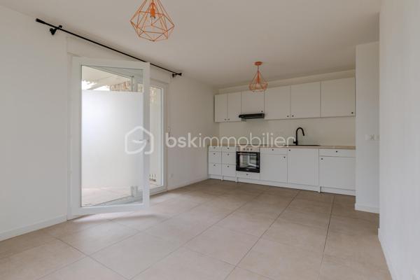 Vous recherchez un appartement récent aux faibles charges disposant de 3 pièces et d'une terrasse en intérieur de copropriété ?

Je vous présente ce T3 de 51 m² carrez situé en rez-de-chaussée avec terrasse donnant sur la cour arborée de la copropriété. L'ensemble immobilier construit en 2020 dispose de 4 bâtiments, une cour commune végétalisée et agrémentée de tables de pique-nique et bains de soleil, un local à vélo et un local poubelle. Le tout situé à 1 min. à pied du bus C15 direction Bachut/Laurent Bonnevay et à moins de 15 min. à pied de Vaulx-en-Velin la Soie. Côté commerces, le Centre Commercial Les Sept Chemins se trouve à moins de 5 min. en voiture.

Au sein de l'appartement se trouve, dès l'entrée, un placard aménagé sur-mesure puis un dégagement desservant des WC indépendants aux normes PMR, une première chambre avec placard intégré de plus de 9 m², une seconde chambre avec placard aménagé sur-mesure de 11 m², une salle de bains munie d'une large baignoire, d'un sèche-serviette, lavabo, miroir et meuble récents, puis la cuisine avec ses équipements neufs, ouverte sur le séjour et mesurant plus de 21 m². La terrasse de plus de 8 m² et orientée Sud/Est est accessible depuis l'espace de vie.

Aucun travaux à prévoir pour cet appartement aux normes récentes.

Un garage en sous-sol est disponible en sus du prix.

Suggestion d'aménagement générées par Intelligence Artificielle