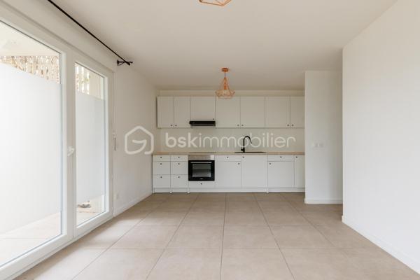 Vous recherchez un appartement récent aux faibles charges disposant de 3 pièces et d'une terrasse en intérieur de copropriété ?

Je vous présente ce T3 de 51 m² carrez situé en rez-de-chaussée avec terrasse donnant sur la cour arborée de la copropriété. L'ensemble immobilier construit en 2020 dispose de 4 bâtiments, une cour commune végétalisée et agrémentée de tables de pique-nique et bains de soleil, un local à vélo et un local poubelle. Le tout situé à 1 min. à pied du bus C15 direction Bachut/Laurent Bonnevay et à moins de 15 min. à pied de Vaulx-en-Velin la Soie. Côté commerces, le Centre Commercial Les Sept Chemins se trouve à moins de 5 min. en voiture.

Au sein de l'appartement se trouve, dès l'entrée, un placard aménagé sur-mesure puis un dégagement desservant des WC indépendants aux normes PMR, une première chambre avec placard intégré de plus de 9 m², une seconde chambre avec placard aménagé sur-mesure de 11 m², une salle de bains munie d'une large baignoire, d'un sèche-serviette, lavabo, miroir et meuble récents, puis la cuisine avec ses équipements neufs, ouverte sur le séjour et mesurant plus de 21 m². La terrasse de plus de 8 m² et orientée Sud/Est est accessible depuis l'espace de vie.

Aucun travaux à prévoir pour cet appartement aux normes récentes.

Un garage en sous-sol est disponible en sus du prix.

Suggestion d'aménagement générées par Intelligence Artificielle