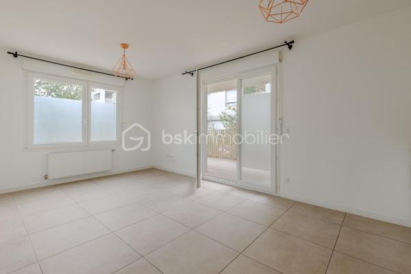 Vous recherchez un appartement récent aux faibles charges disposant de 3 pièces et d'une terrasse en intérieur de copropriété ?

Je vous présente ce T3 de 51 m² carrez situé en rez-de-chaussée avec terrasse donnant sur la cour arborée de la copropriété. L'ensemble immobilier construit en 2020 dispose de 4 bâtiments, une cour commune végétalisée et agrémentée de tables de pique-nique et bains de soleil, un local à vélo et un local poubelle. Le tout situé à 1 min. à pied du bus C15 direction Bachut/Laurent Bonnevay et à moins de 15 min. à pied de Vaulx-en-Velin la Soie. Côté commerces, le Centre Commercial Les Sept Chemins se trouve à moins de 5 min. en voiture.

Au sein de l'appartement se trouve, dès l'entrée, un placard aménagé sur-mesure puis un dégagement desservant des WC indépendants aux normes PMR, une première chambre avec placard intégré de plus de 9 m², une seconde chambre avec placard aménagé sur-mesure de 11 m², une salle de bains munie d'une large baignoire, d'un sèche-serviette, lavabo, miroir et meuble récents, puis la cuisine avec ses équipements neufs, ouverte sur le séjour et mesurant plus de 21 m². La terrasse de plus de 8 m² et orientée Sud/Est est accessible depuis l'espace de vie.

Aucun travaux à prévoir pour cet appartement aux normes récentes.

Un garage en sous-sol est disponible en sus du prix.

Suggestion d'aménagement générées par Intelligence Artificielle