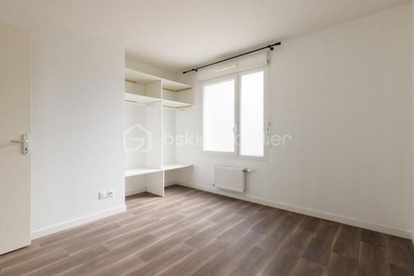 Vous recherchez un appartement récent aux faibles charges disposant de 3 pièces et d'une terrasse en intérieur de copropriété ?

Je vous présente ce T3 de 51 m² carrez situé en rez-de-chaussée avec terrasse donnant sur la cour arborée de la copropriété. L'ensemble immobilier construit en 2020 dispose de 4 bâtiments, une cour commune végétalisée et agrémentée de tables de pique-nique et bains de soleil, un local à vélo et un local poubelle. Le tout situé à 1 min. à pied du bus C15 direction Bachut/Laurent Bonnevay et à moins de 15 min. à pied de Vaulx-en-Velin la Soie. Côté commerces, le Centre Commercial Les Sept Chemins se trouve à moins de 5 min. en voiture.

Au sein de l'appartement se trouve, dès l'entrée, un placard aménagé sur-mesure puis un dégagement desservant des WC indépendants aux normes PMR, une première chambre avec placard intégré de plus de 9 m², une seconde chambre avec placard aménagé sur-mesure de 11 m², une salle de bains munie d'une large baignoire, d'un sèche-serviette, lavabo, miroir et meuble récents, puis la cuisine avec ses équipements neufs, ouverte sur le séjour et mesurant plus de 21 m². La terrasse de plus de 8 m² et orientée Sud/Est est accessible depuis l'espace de vie.

Aucun travaux à prévoir pour cet appartement aux normes récentes.

Un garage en sous-sol est disponible en sus du prix.

Suggestion d'aménagement générées par Intelligence Artificielle
