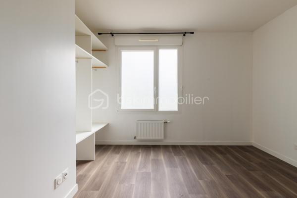 Vous recherchez un appartement récent aux faibles charges disposant de 3 pièces et d'une terrasse en intérieur de copropriété ?

Je vous présente ce T3 de 51 m² carrez situé en rez-de-chaussée avec terrasse donnant sur la cour arborée de la copropriété. L'ensemble immobilier construit en 2020 dispose de 4 bâtiments, une cour commune végétalisée et agrémentée de tables de pique-nique et bains de soleil, un local à vélo et un local poubelle. Le tout situé à 1 min. à pied du bus C15 direction Bachut/Laurent Bonnevay et à moins de 15 min. à pied de Vaulx-en-Velin la Soie. Côté commerces, le Centre Commercial Les Sept Chemins se trouve à moins de 5 min. en voiture.

Au sein de l'appartement se trouve, dès l'entrée, un placard aménagé sur-mesure puis un dégagement desservant des WC indépendants aux normes PMR, une première chambre avec placard intégré de plus de 9 m², une seconde chambre avec placard aménagé sur-mesure de 11 m², une salle de bains munie d'une large baignoire, d'un sèche-serviette, lavabo, miroir et meuble récents, puis la cuisine avec ses équipements neufs, ouverte sur le séjour et mesurant plus de 21 m². La terrasse de plus de 8 m² et orientée Sud/Est est accessible depuis l'espace de vie.

Aucun travaux à prévoir pour cet appartement aux normes récentes.

Un garage en sous-sol est disponible en sus du prix.

Suggestion d'aménagement générées par Intelligence Artificielle