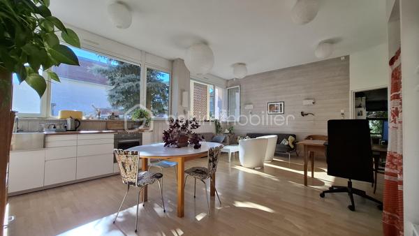 Appartement de 89 m² au sol, situé en rez-de-jardin dans une maison comprenant cinq logements au total, gérée par un syndic bénévole.

Il se compose :
- d’un grand hall d’entrée
- d’une salle d’eau avec douche
- d’un WC indépendant
- d’une pièce faisant office "d’atelier/chaufferie/buanderie", avec évier et rangements
- de deux chambres, dont une avec mezzanine 
- d’une grande pièce de vie lumineuse de 30 m², avec coin cuisine.

La maison dispose d’un jardin principalement collectif. Toutefois, une partie située du côté de l’entrée de l’appartement est privative et lui est réservée.
Le chauffage est assuré par deux systèmes distincts : un chauffage au sol au gaz de ville ainsi qu’une climatisation réversible électrique.

Les atouts de ce bien :
- Emplacement privilégié, à proximité de la piscine et du stade de Chambéry ;
- Appartement lumineux ;
- Volumes confortables ;
- Jardin 

Visite virtuelle disponible sur simple demande.

Contactez-moi pour obtenir davantage de renseignements !