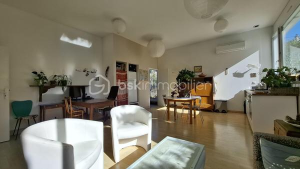 Appartement de 89 m² au sol, situé en rez-de-jardin dans une maison comprenant cinq logements au total, gérée par un syndic bénévole.

Il se compose :
- d’un grand hall d’entrée
- d’une salle d’eau avec douche
- d’un WC indépendant
- d’une pièce faisant office "d’atelier/chaufferie/buanderie", avec évier et rangements
- de deux chambres, dont une avec mezzanine 
- d’une grande pièce de vie lumineuse de 30 m², avec coin cuisine.

La maison dispose d’un jardin principalement collectif. Toutefois, une partie située du côté de l’entrée de l’appartement est privative et lui est réservée.
Le chauffage est assuré par deux systèmes distincts : un chauffage au sol au gaz de ville ainsi qu’une climatisation réversible électrique.

Les atouts de ce bien :
- Emplacement privilégié, à proximité de la piscine et du stade de Chambéry ;
- Appartement lumineux ;
- Volumes confortables ;
- Jardin 

Visite virtuelle disponible sur simple demande.

Contactez-moi pour obtenir davantage de renseignements !