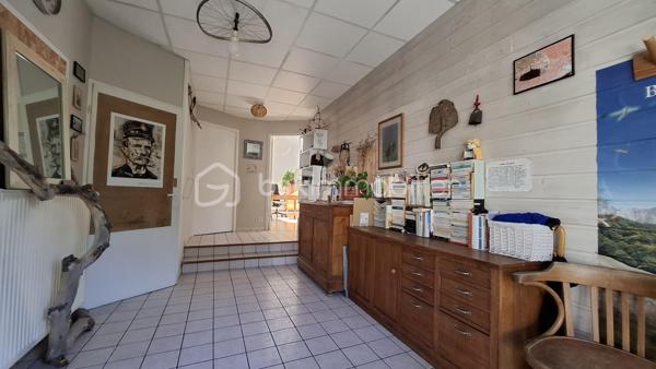 Appartement de 89 m² au sol, situé en rez-de-jardin dans une maison comprenant cinq logements au total, gérée par un syndic bénévole.

Il se compose :
- d’un grand hall d’entrée
- d’une salle d’eau avec douche
- d’un WC indépendant
- d’une pièce faisant office "d’atelier/chaufferie/buanderie", avec évier et rangements
- de deux chambres, dont une avec mezzanine 
- d’une grande pièce de vie lumineuse de 30 m², avec coin cuisine.

La maison dispose d’un jardin principalement collectif. Toutefois, une partie située du côté de l’entrée de l’appartement est privative et lui est réservée.
Le chauffage est assuré par deux systèmes distincts : un chauffage au sol au gaz de ville ainsi qu’une climatisation réversible électrique.

Les atouts de ce bien :
- Emplacement privilégié, à proximité de la piscine et du stade de Chambéry ;
- Appartement lumineux ;
- Volumes confortables ;
- Jardin 

Visite virtuelle disponible sur simple demande.

Contactez-moi pour obtenir davantage de renseignements !