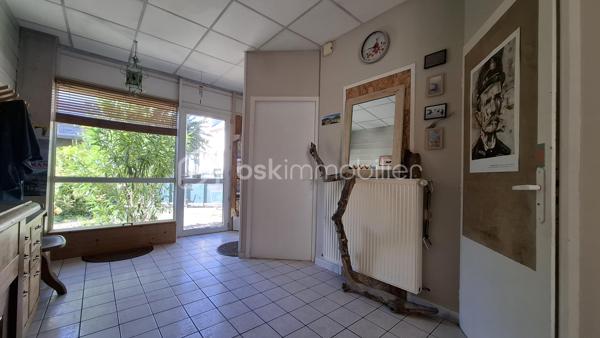 Appartement de 89 m² au sol, situé en rez-de-jardin dans une maison comprenant cinq logements au total, gérée par un syndic bénévole.

Il se compose :
- d’un grand hall d’entrée
- d’une salle d’eau avec douche
- d’un WC indépendant
- d’une pièce faisant office "d’atelier/chaufferie/buanderie", avec évier et rangements
- de deux chambres, dont une avec mezzanine 
- d’une grande pièce de vie lumineuse de 30 m², avec coin cuisine.

La maison dispose d’un jardin principalement collectif. Toutefois, une partie située du côté de l’entrée de l’appartement est privative et lui est réservée.
Le chauffage est assuré par deux systèmes distincts : un chauffage au sol au gaz de ville ainsi qu’une climatisation réversible électrique.

Les atouts de ce bien :
- Emplacement privilégié, à proximité de la piscine et du stade de Chambéry ;
- Appartement lumineux ;
- Volumes confortables ;
- Jardin 

Visite virtuelle disponible sur simple demande.

Contactez-moi pour obtenir davantage de renseignements !