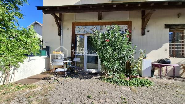 Appartement de 89 m² au sol, situé en rez-de-jardin dans une maison comprenant cinq logements au total, gérée par un syndic bénévole.

Il se compose :
- d’un grand hall d’entrée
- d’une salle d’eau avec douche
- d’un WC indépendant
- d’une pièce faisant office "d’atelier/chaufferie/buanderie", avec évier et rangements
- de deux chambres, dont une avec mezzanine 
- d’une grande pièce de vie lumineuse de 30 m², avec coin cuisine.

La maison dispose d’un jardin principalement collectif. Toutefois, une partie située du côté de l’entrée de l’appartement est privative et lui est réservée.
Le chauffage est assuré par deux systèmes distincts : un chauffage au sol au gaz de ville ainsi qu’une climatisation réversible électrique.

Les atouts de ce bien :
- Emplacement privilégié, à proximité de la piscine et du stade de Chambéry ;
- Appartement lumineux ;
- Volumes confortables ;
- Jardin 

Visite virtuelle disponible sur simple demande.

Contactez-moi pour obtenir davantage de renseignements !
