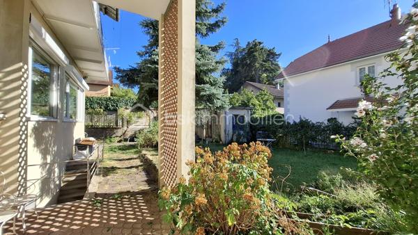 Appartement de 89 m² au sol, situé en rez-de-jardin dans une maison comprenant cinq logements au total, gérée par un syndic bénévole.

Il se compose :
- d’un grand hall d’entrée
- d’une salle d’eau avec douche
- d’un WC indépendant
- d’une pièce faisant office "d’atelier/chaufferie/buanderie", avec évier et rangements
- de deux chambres, dont une avec mezzanine 
- d’une grande pièce de vie lumineuse de 30 m², avec coin cuisine.

La maison dispose d’un jardin principalement collectif. Toutefois, une partie située du côté de l’entrée de l’appartement est privative et lui est réservée.
Le chauffage est assuré par deux systèmes distincts : un chauffage au sol au gaz de ville ainsi qu’une climatisation réversible électrique.

Les atouts de ce bien :
- Emplacement privilégié, à proximité de la piscine et du stade de Chambéry ;
- Appartement lumineux ;
- Volumes confortables ;
- Jardin 

Visite virtuelle disponible sur simple demande.

Contactez-moi pour obtenir davantage de renseignements !