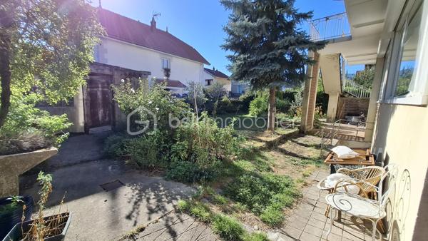Appartement de 89 m² au sol, situé en rez-de-jardin dans une maison comprenant cinq logements au total, gérée par un syndic bénévole.

Il se compose :
- d’un grand hall d’entrée
- d’une salle d’eau avec douche
- d’un WC indépendant
- d’une pièce faisant office "d’atelier/chaufferie/buanderie", avec évier et rangements
- de deux chambres, dont une avec mezzanine 
- d’une grande pièce de vie lumineuse de 30 m², avec coin cuisine.

La maison dispose d’un jardin principalement collectif. Toutefois, une partie située du côté de l’entrée de l’appartement est privative et lui est réservée.
Le chauffage est assuré par deux systèmes distincts : un chauffage au sol au gaz de ville ainsi qu’une climatisation réversible électrique.

Les atouts de ce bien :
- Emplacement privilégié, à proximité de la piscine et du stade de Chambéry ;
- Appartement lumineux ;
- Volumes confortables ;
- Jardin 

Visite virtuelle disponible sur simple demande.

Contactez-moi pour obtenir davantage de renseignements !