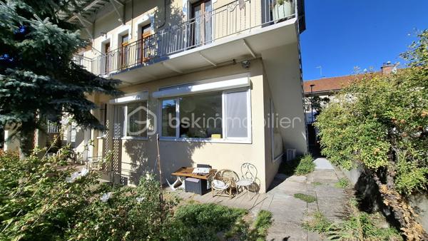 Appartement de 89 m² au sol, situé en rez-de-jardin dans une maison comprenant cinq logements au total, gérée par un syndic bénévole.

Il se compose :
- d’un grand hall d’entrée
- d’une salle d’eau avec douche
- d’un WC indépendant
- d’une pièce faisant office "d’atelier/chaufferie/buanderie", avec évier et rangements
- de deux chambres, dont une avec mezzanine 
- d’une grande pièce de vie lumineuse de 30 m², avec coin cuisine.

La maison dispose d’un jardin principalement collectif. Toutefois, une partie située du côté de l’entrée de l’appartement est privative et lui est réservée.
Le chauffage est assuré par deux systèmes distincts : un chauffage au sol au gaz de ville ainsi qu’une climatisation réversible électrique.

Les atouts de ce bien :
- Emplacement privilégié, à proximité de la piscine et du stade de Chambéry ;
- Appartement lumineux ;
- Volumes confortables ;
- Jardin 

Visite virtuelle disponible sur simple demande.

Contactez-moi pour obtenir davantage de renseignements !