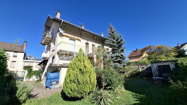 Appartement de 89 m² au sol, situé en rez-de-jardin dans une maison comprenant cinq logements au total, gérée par un syndic bénévole.

Il se compose :
- d’un grand hall d’entrée
- d’une salle d’eau avec douche
- d’un WC indépendant
- d’une pièce faisant office "d’atelier/chaufferie/buanderie", avec évier et rangements
- de deux chambres, dont une avec mezzanine 
- d’une grande pièce de vie lumineuse de 30 m², avec coin cuisine.

La maison dispose d’un jardin principalement collectif. Toutefois, une partie située du côté de l’entrée de l’appartement est privative et lui est réservée.
Le chauffage est assuré par deux systèmes distincts : un chauffage au sol au gaz de ville ainsi qu’une climatisation réversible électrique.

Les atouts de ce bien :
- Emplacement privilégié, à proximité de la piscine et du stade de Chambéry ;
- Appartement lumineux ;
- Volumes confortables ;
- Jardin 

Visite virtuelle disponible sur simple demande.

Contactez-moi pour obtenir davantage de renseignements !