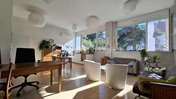 Appartement de 89 m² au sol, situé en rez-de-jardin dans une maison comprenant cinq logements au total, gérée par un syndic bénévole.

Il se compose :
- d’un grand hall d’entrée
- d’une salle d’eau avec douche
- d’un WC indépendant
- d’une pièce faisant office "d’atelier/chaufferie/buanderie", avec évier et rangements
- de deux chambres, dont une avec mezzanine 
- d’une grande pièce de vie lumineuse de 30 m², avec coin cuisine.

La maison dispose d’un jardin principalement collectif. Toutefois, une partie située du côté de l’entrée de l’appartement est privative et lui est réservée.
Le chauffage est assuré par deux systèmes distincts : un chauffage au sol au gaz de ville ainsi qu’une climatisation réversible électrique.

Les atouts de ce bien :
- Emplacement privilégié, à proximité de la piscine et du stade de Chambéry ;
- Appartement lumineux ;
- Volumes confortables ;
- Jardin 

Visite virtuelle disponible sur simple demande.

Contactez-moi pour obtenir davantage de renseignements !