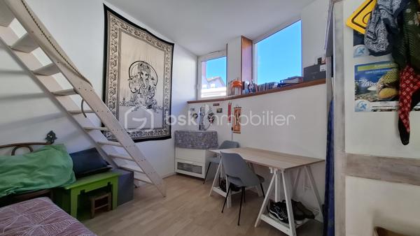 Appartement de 89 m² au sol, situé en rez-de-jardin dans une maison comprenant cinq logements au total, gérée par un syndic bénévole.

Il se compose :
- d’un grand hall d’entrée
- d’une salle d’eau avec douche
- d’un WC indépendant
- d’une pièce faisant office "d’atelier/chaufferie/buanderie", avec évier et rangements
- de deux chambres, dont une avec mezzanine 
- d’une grande pièce de vie lumineuse de 30 m², avec coin cuisine.

La maison dispose d’un jardin principalement collectif. Toutefois, une partie située du côté de l’entrée de l’appartement est privative et lui est réservée.
Le chauffage est assuré par deux systèmes distincts : un chauffage au sol au gaz de ville ainsi qu’une climatisation réversible électrique.

Les atouts de ce bien :
- Emplacement privilégié, à proximité de la piscine et du stade de Chambéry ;
- Appartement lumineux ;
- Volumes confortables ;
- Jardin 

Visite virtuelle disponible sur simple demande.

Contactez-moi pour obtenir davantage de renseignements !