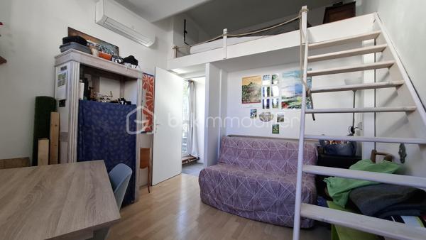 Appartement de 89 m² au sol, situé en rez-de-jardin dans une maison comprenant cinq logements au total, gérée par un syndic bénévole.

Il se compose :
- d’un grand hall d’entrée
- d’une salle d’eau avec douche
- d’un WC indépendant
- d’une pièce faisant office "d’atelier/chaufferie/buanderie", avec évier et rangements
- de deux chambres, dont une avec mezzanine 
- d’une grande pièce de vie lumineuse de 30 m², avec coin cuisine.

La maison dispose d’un jardin principalement collectif. Toutefois, une partie située du côté de l’entrée de l’appartement est privative et lui est réservée.
Le chauffage est assuré par deux systèmes distincts : un chauffage au sol au gaz de ville ainsi qu’une climatisation réversible électrique.

Les atouts de ce bien :
- Emplacement privilégié, à proximité de la piscine et du stade de Chambéry ;
- Appartement lumineux ;
- Volumes confortables ;
- Jardin 

Visite virtuelle disponible sur simple demande.

Contactez-moi pour obtenir davantage de renseignements !