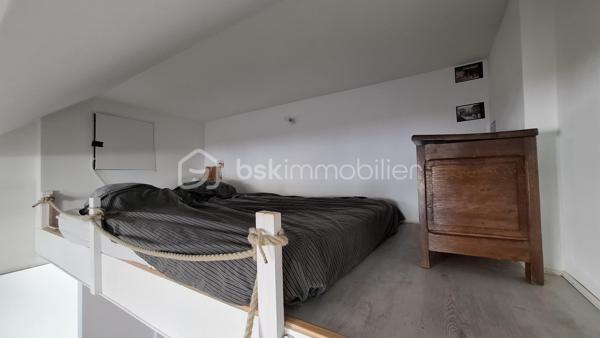 Appartement de 89 m² au sol, situé en rez-de-jardin dans une maison comprenant cinq logements au total, gérée par un syndic bénévole.

Il se compose :
- d’un grand hall d’entrée
- d’une salle d’eau avec douche
- d’un WC indépendant
- d’une pièce faisant office "d’atelier/chaufferie/buanderie", avec évier et rangements
- de deux chambres, dont une avec mezzanine 
- d’une grande pièce de vie lumineuse de 30 m², avec coin cuisine.

La maison dispose d’un jardin principalement collectif. Toutefois, une partie située du côté de l’entrée de l’appartement est privative et lui est réservée.
Le chauffage est assuré par deux systèmes distincts : un chauffage au sol au gaz de ville ainsi qu’une climatisation réversible électrique.

Les atouts de ce bien :
- Emplacement privilégié, à proximité de la piscine et du stade de Chambéry ;
- Appartement lumineux ;
- Volumes confortables ;
- Jardin 

Visite virtuelle disponible sur simple demande.

Contactez-moi pour obtenir davantage de renseignements !