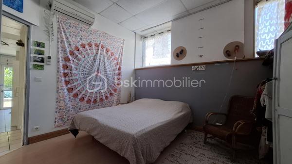 Appartement de 89 m² au sol, situé en rez-de-jardin dans une maison comprenant cinq logements au total, gérée par un syndic bénévole.

Il se compose :
- d’un grand hall d’entrée
- d’une salle d’eau avec douche
- d’un WC indépendant
- d’une pièce faisant office "d’atelier/chaufferie/buanderie", avec évier et rangements
- de deux chambres, dont une avec mezzanine 
- d’une grande pièce de vie lumineuse de 30 m², avec coin cuisine.

La maison dispose d’un jardin principalement collectif. Toutefois, une partie située du côté de l’entrée de l’appartement est privative et lui est réservée.
Le chauffage est assuré par deux systèmes distincts : un chauffage au sol au gaz de ville ainsi qu’une climatisation réversible électrique.

Les atouts de ce bien :
- Emplacement privilégié, à proximité de la piscine et du stade de Chambéry ;
- Appartement lumineux ;
- Volumes confortables ;
- Jardin 

Visite virtuelle disponible sur simple demande.

Contactez-moi pour obtenir davantage de renseignements !