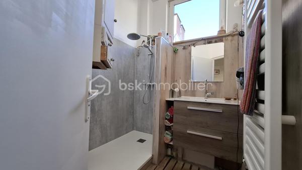 Appartement de 89 m² au sol, situé en rez-de-jardin dans une maison comprenant cinq logements au total, gérée par un syndic bénévole.

Il se compose :
- d’un grand hall d’entrée
- d’une salle d’eau avec douche
- d’un WC indépendant
- d’une pièce faisant office "d’atelier/chaufferie/buanderie", avec évier et rangements
- de deux chambres, dont une avec mezzanine 
- d’une grande pièce de vie lumineuse de 30 m², avec coin cuisine.

La maison dispose d’un jardin principalement collectif. Toutefois, une partie située du côté de l’entrée de l’appartement est privative et lui est réservée.
Le chauffage est assuré par deux systèmes distincts : un chauffage au sol au gaz de ville ainsi qu’une climatisation réversible électrique.

Les atouts de ce bien :
- Emplacement privilégié, à proximité de la piscine et du stade de Chambéry ;
- Appartement lumineux ;
- Volumes confortables ;
- Jardin 

Visite virtuelle disponible sur simple demande.

Contactez-moi pour obtenir davantage de renseignements !